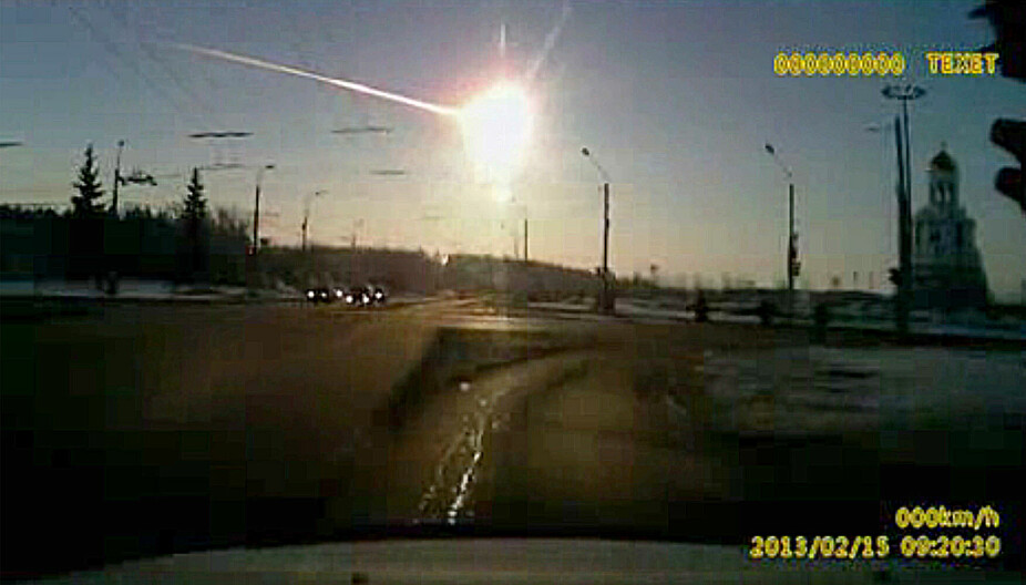EKSPLOSJON: Et dashboard-kamera fanget opp meteoren som ekspoloderte over Tsjeljabinsk 15. februar 2013.