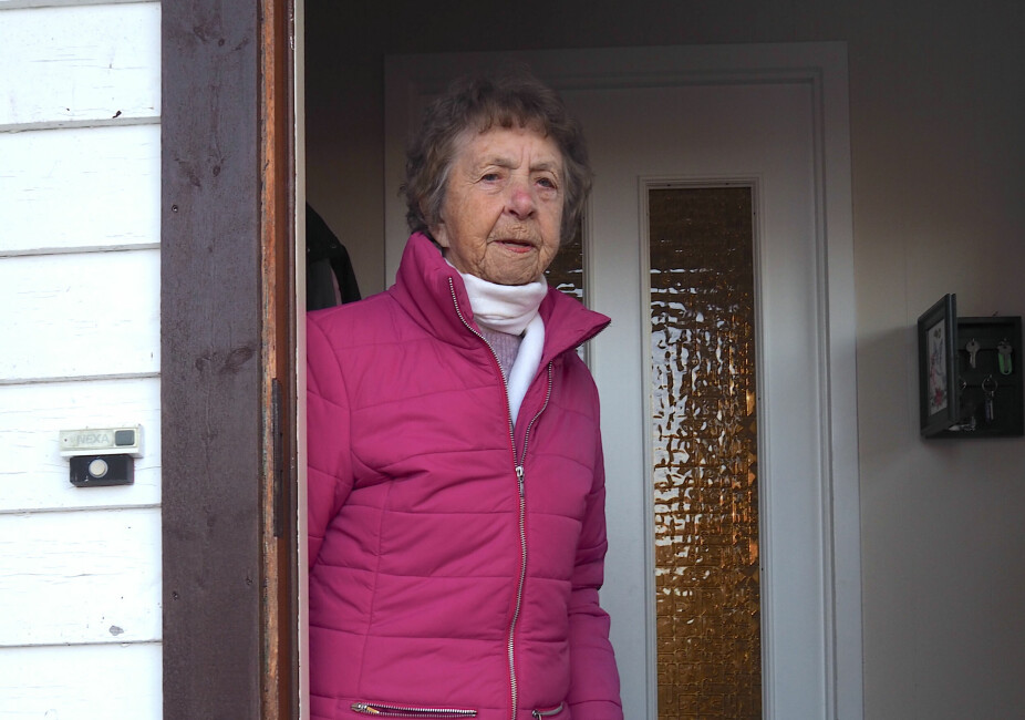 <b>SPREK:</b> Gina Austrheim er 101 år og klarer seg utmerket alene i eget hus.