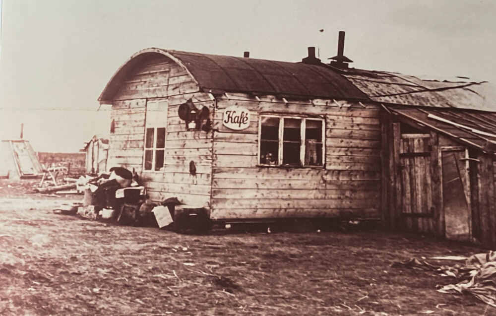 <b>OPP AV ASKEN:</b> En av de første plankehyttene som Anne Maries familie satte opp etter krigen. I bildets venstre ytterkant sees hytta hvor Einar Gerhardsen måtte overnatte.