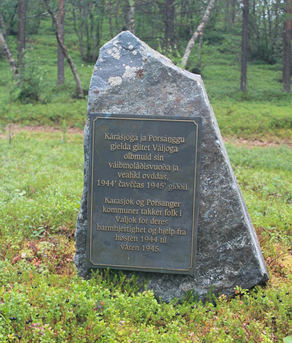 <b>TAKK FRA NABOENE:</b> Karasjok og Porsanger kommuner takker innbyggerne i Valjok for omtanken under andre verdenskrig. Stenen står utenfor Valjok kapell.