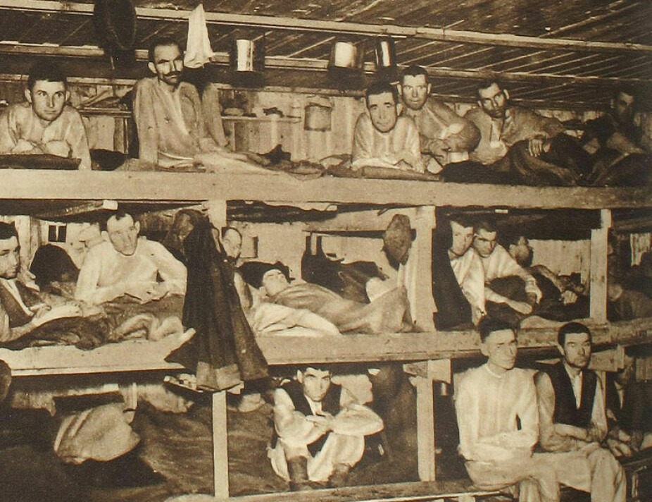 FANGELEIR I NORGE: Reportasjebilde i bladet Aktuell juni 1945 viser hvordan det så ut i en av fangeleirene på Saltfjellet.
