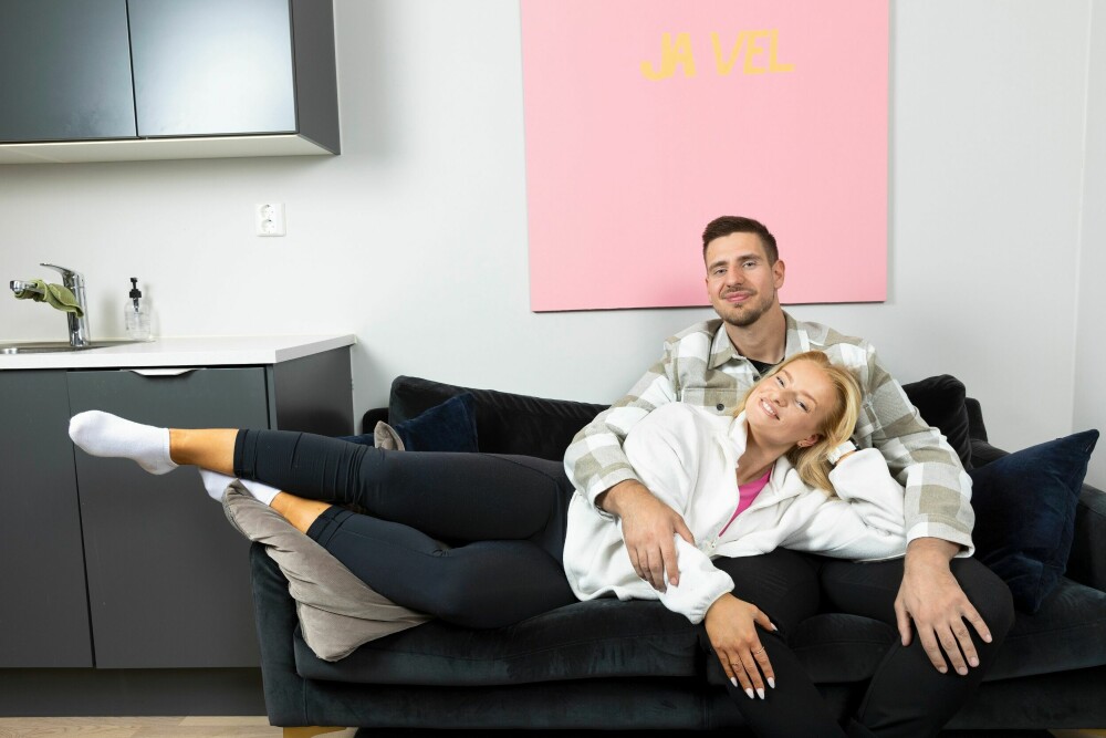 <b>DARIA OG MARIUS:</b> Daria og Marius slapper av i sofaen hjemme på Ensjø i Oslo – i sterk kontrast til hardkjøret de opplevde da de kjempet om seier i TV 2-programmet «Sommerhytta».