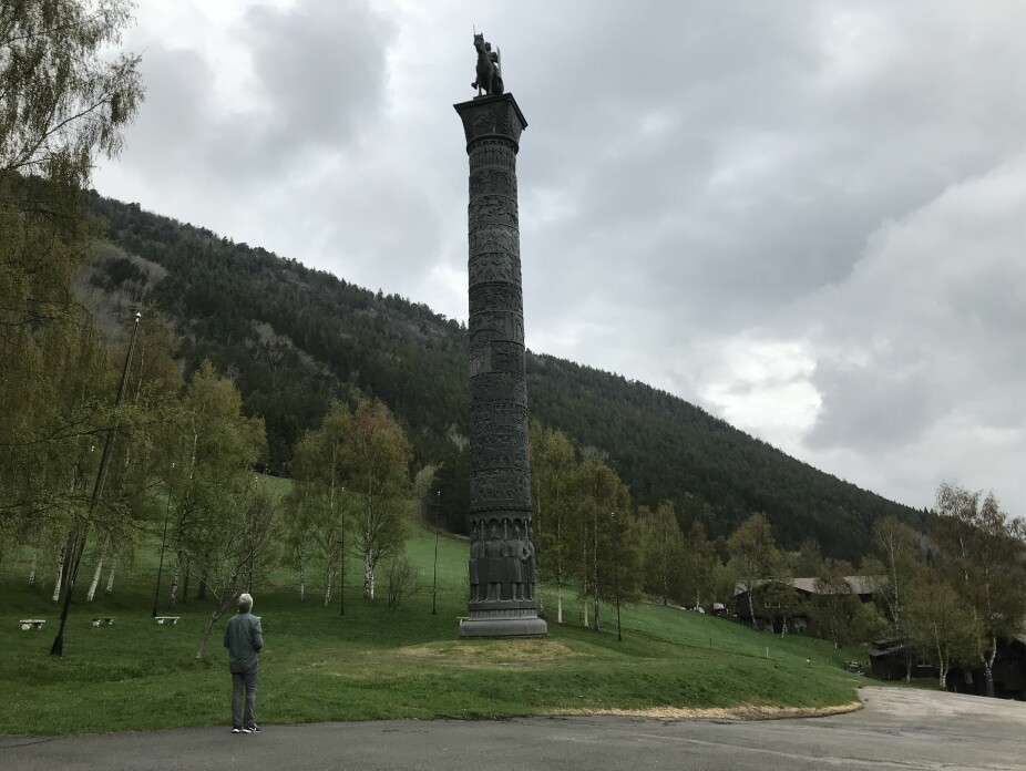 HISTORIESKILDRING: Sagasøyla skildrer sentrale øyeblikk i Norges historie. På toppen troner Harald Hårfagre, som samlet Norge til en nasjon.