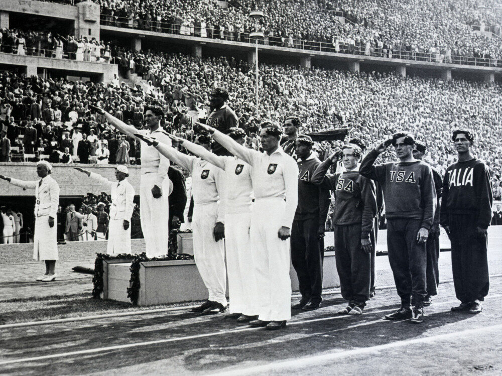 <b>MØRKE SKYER:</b> Tysklands sølvlag på stafetten hyller Hitler under OL i Berlin. USA vant. Foy Draper, som mistet livet i krigen som fulgte, står som andremann fra høyre i rekken av amerikanere.