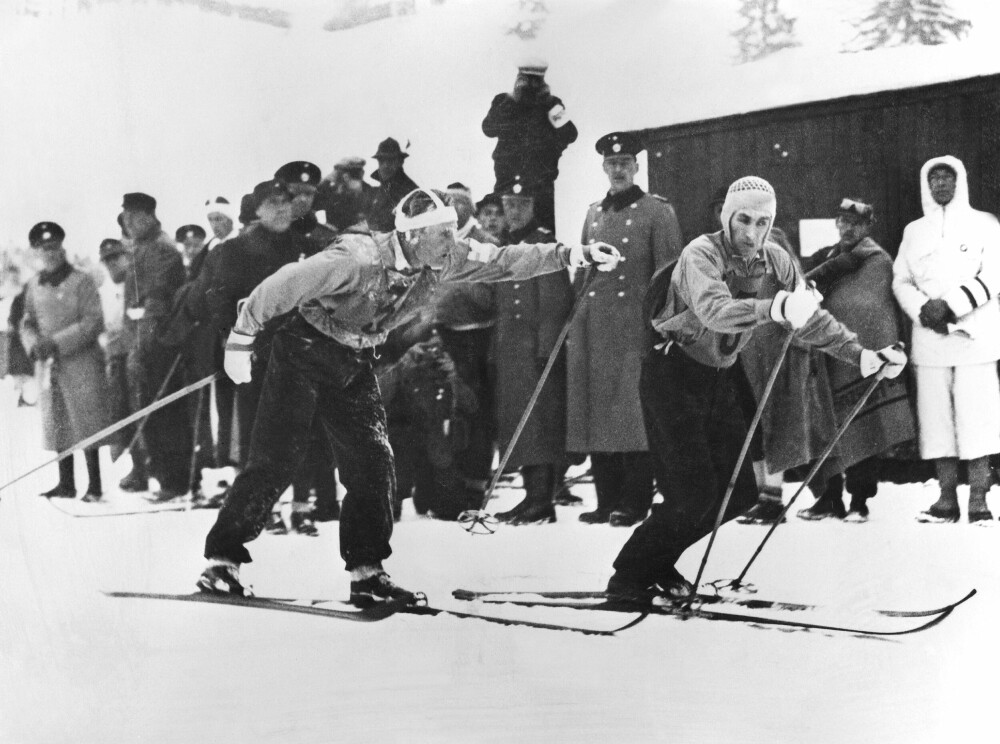 <b>SKIHELT:</b> Kalle Jalkanen får klappet på skulderen av Matti Lähde, og legger ut på siste etappe av OL-stafetten i Garmisch-Partenkirchen i 1936. Fem år senere falt Jalkanen i dagens Russland. 
