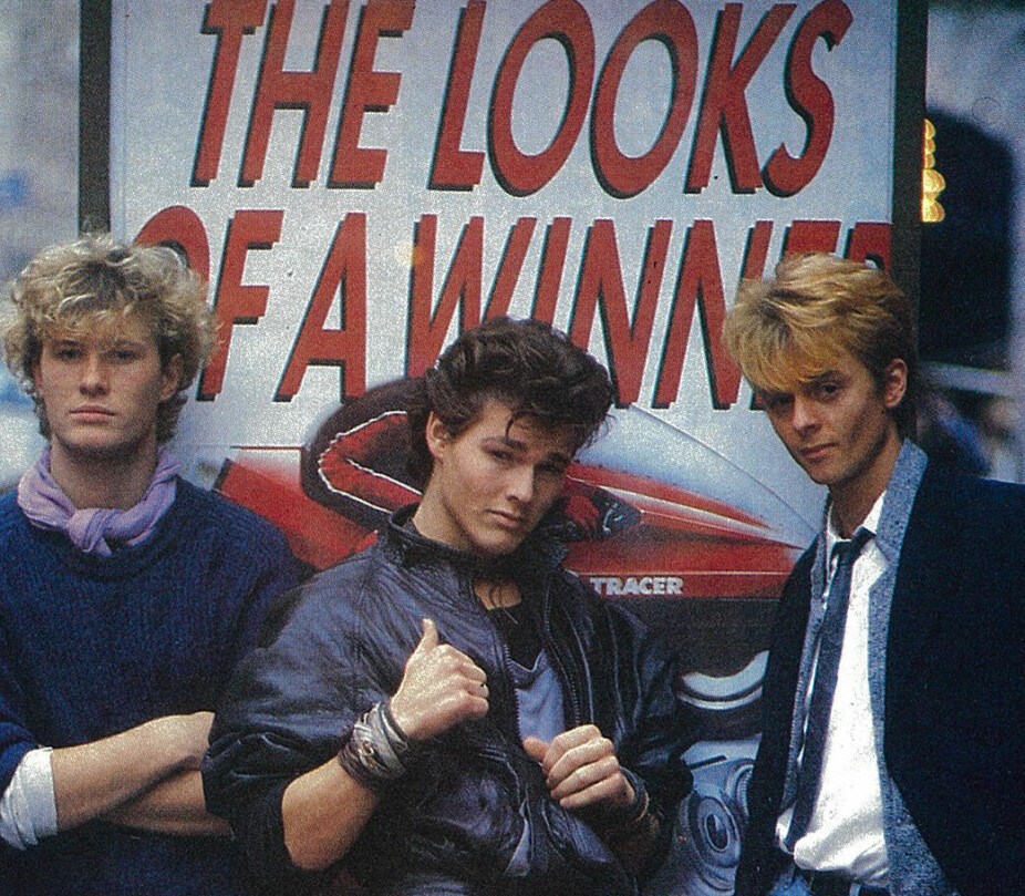 <b>IKONISK BILDE:</b> «The looks of a winner? Magne Furuholmen, Morten Harket og Pål Waaktaar har ikke råd til å tro på annet enn suksess», sto det i bildeteksten. Det kjente bildet av den da nokså ferske popgruppen ble tatt i London, høsten 1984.