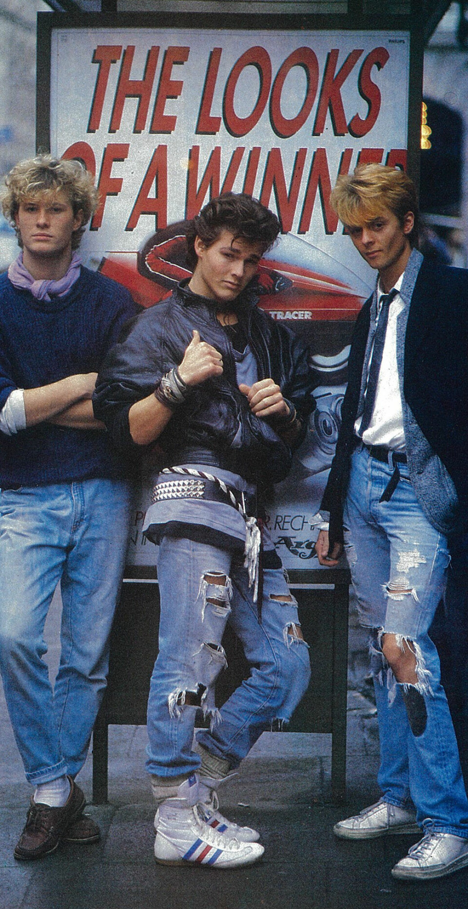 «THE LOOKS OF A WINNER»: Dette bildet har blitt stående igjen som et av de mest ikoniske bildene som er tatt av A-ha, tatt et år før det store gjennombruddet. Det «profetiske» budskapet på reklameplakaten er en reklame for elektronikkmerket Philips.