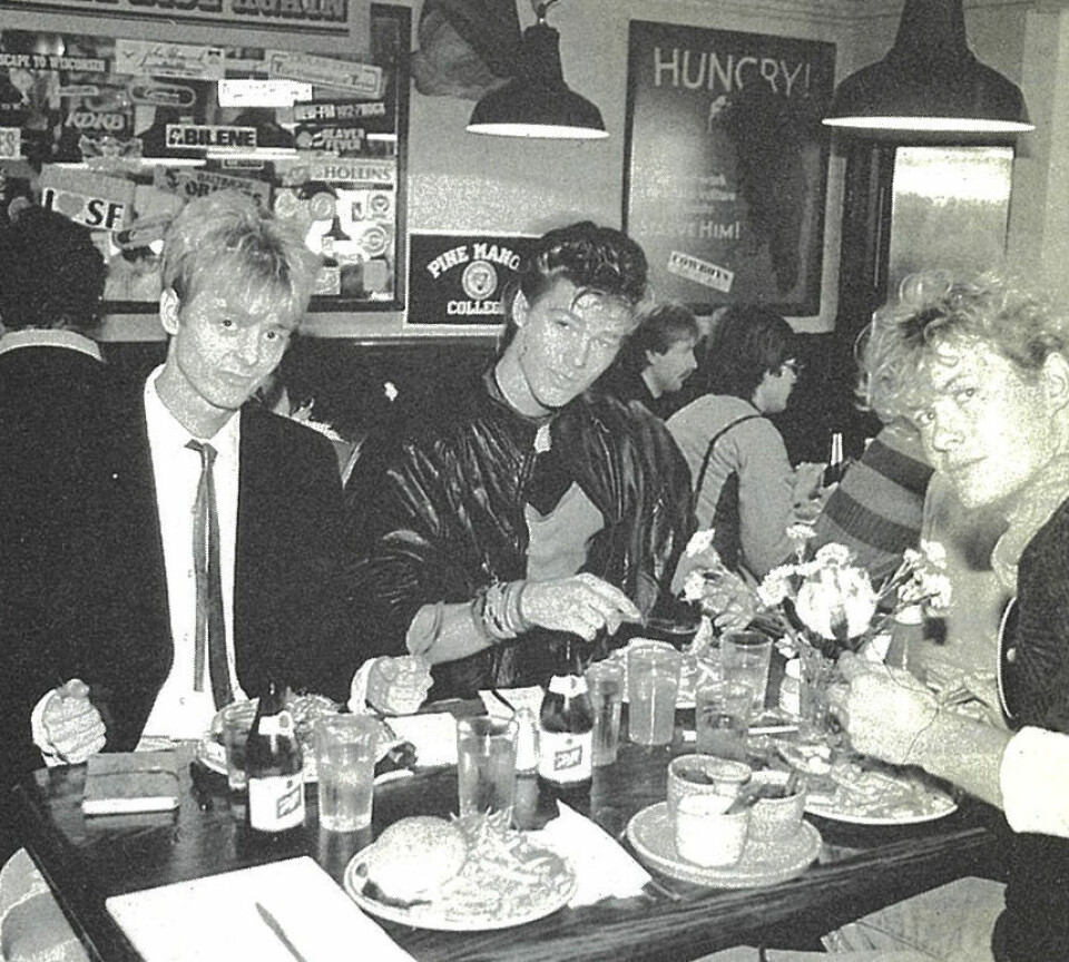 PÅSPANDERT MAT: Ukas første måltid og trioen A-ha la ikke skjul på at de doble hamburgerne var sart savnet i skrikende mager.