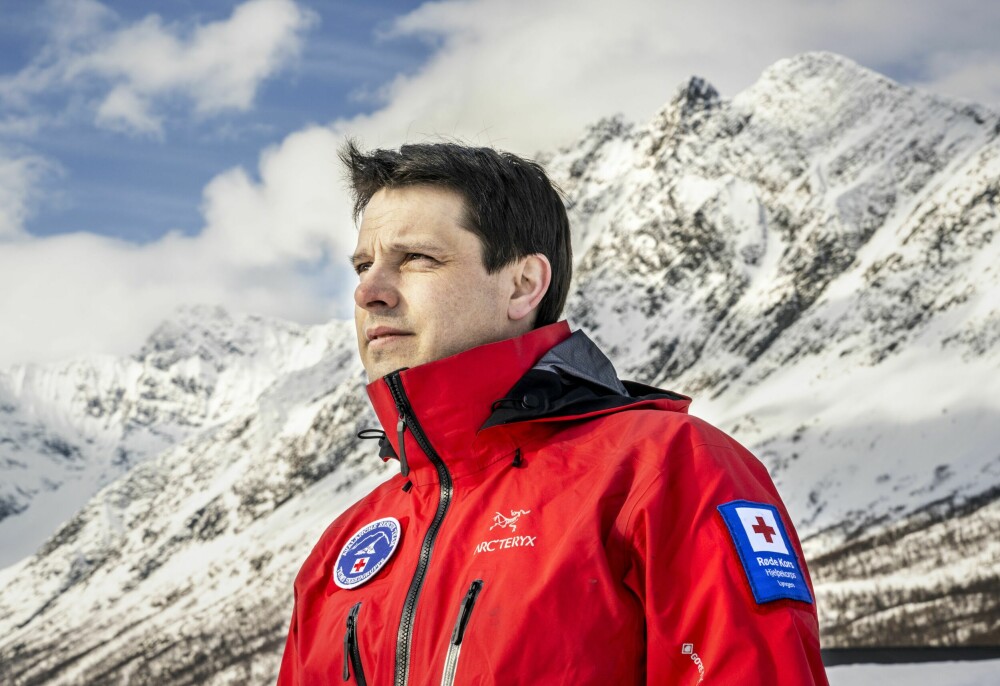 <b>GRAVER FREM OFRE:</b> Daniel Larsen er leder for hjelpe­korpset i Lyngen Røde Kors.
