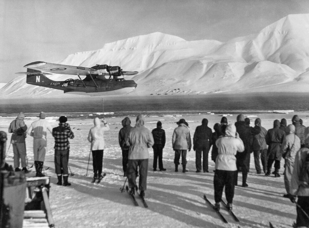 <b>SISTE VINK:</b> Catalinaen passerer utenfor Longyearbyen på sin siste dropprunde, bare timer før katastrofen var et faktum. 