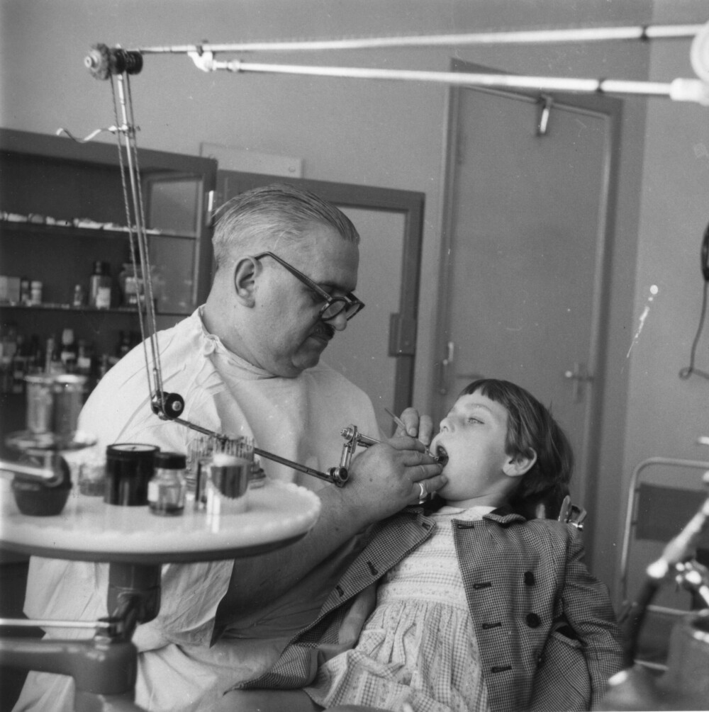 <b>EN ANNEN VERDEN:</b> I USA tilsatte helsemyndighetene fluor i drikkevannet allerede like etter krigen. Innpå 1950-tallet der dette bildet ble tatt, hadde tannlegene konstatert at fluor hindret hull i barnas tenner. Samme erkjennelse fikk først fotfeste på 1980-tallet i Norge.
