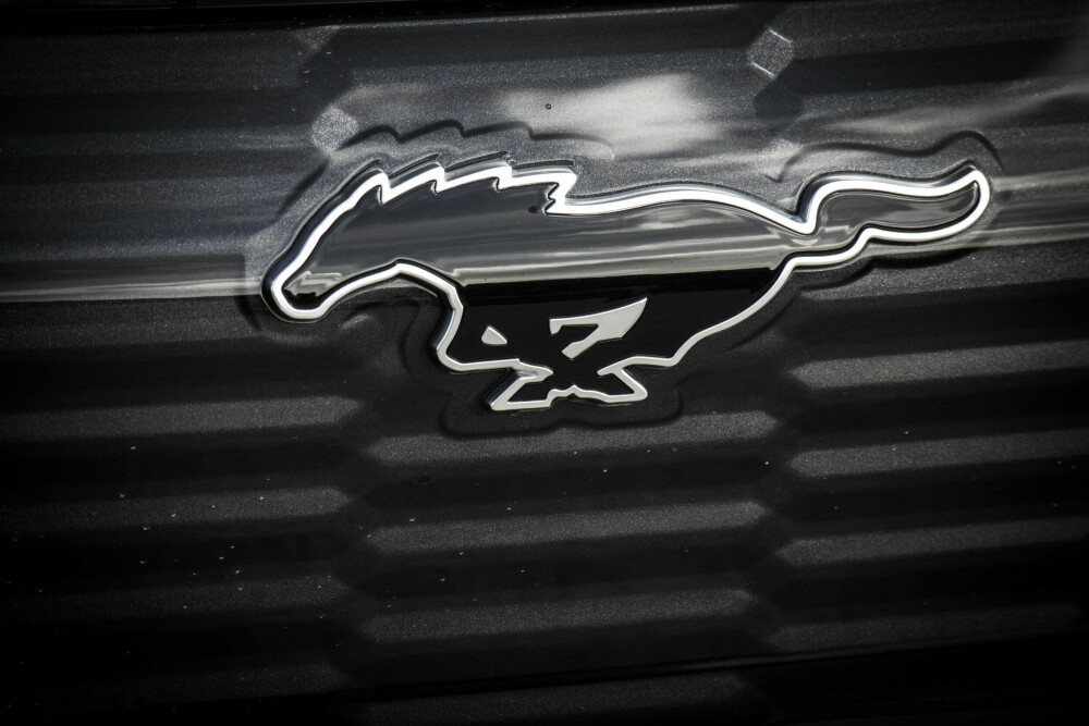 <b>KLASSISK:</b> Mustang-symbolet skuffer ikke, selv med svart juksegrill som bakgrunn. 