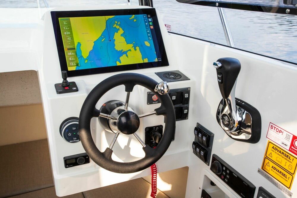 <b>VELORDNET:</b> Selv med mye utstyr i testbåten er det orden i sysakene på førerplass. 