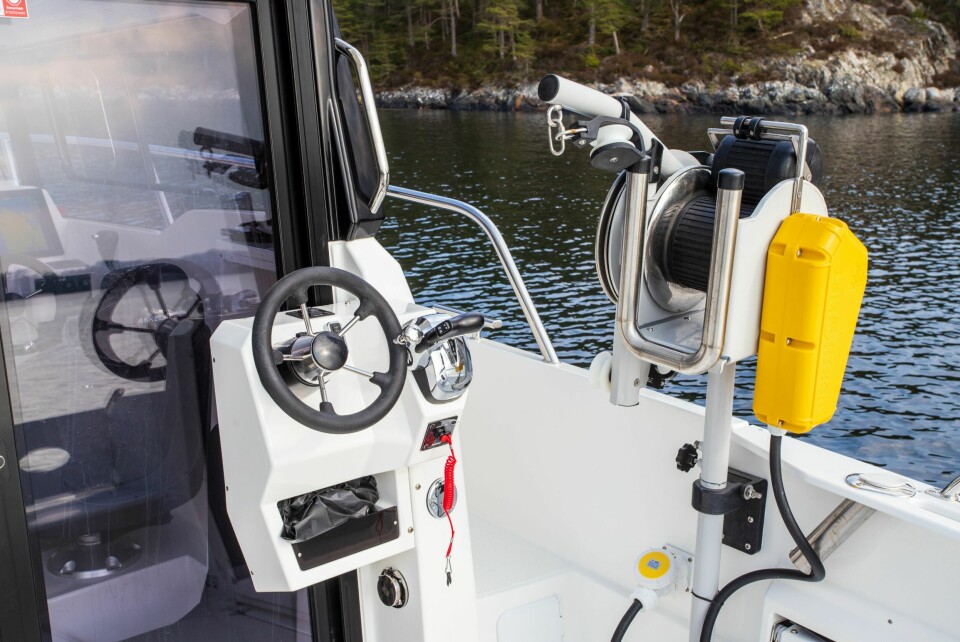PÅ PLASS: Utvendig styreposisjon er viktig i en slik båt. Du kan også få montert ulikt spesialutstyr til fiske.