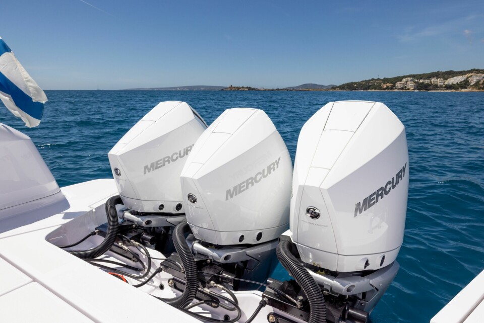 ØKONOMISK: De tre V8-motorene fra Mercury er totalt sett en ganske kostnadseffektiv løsning for en slik båt.