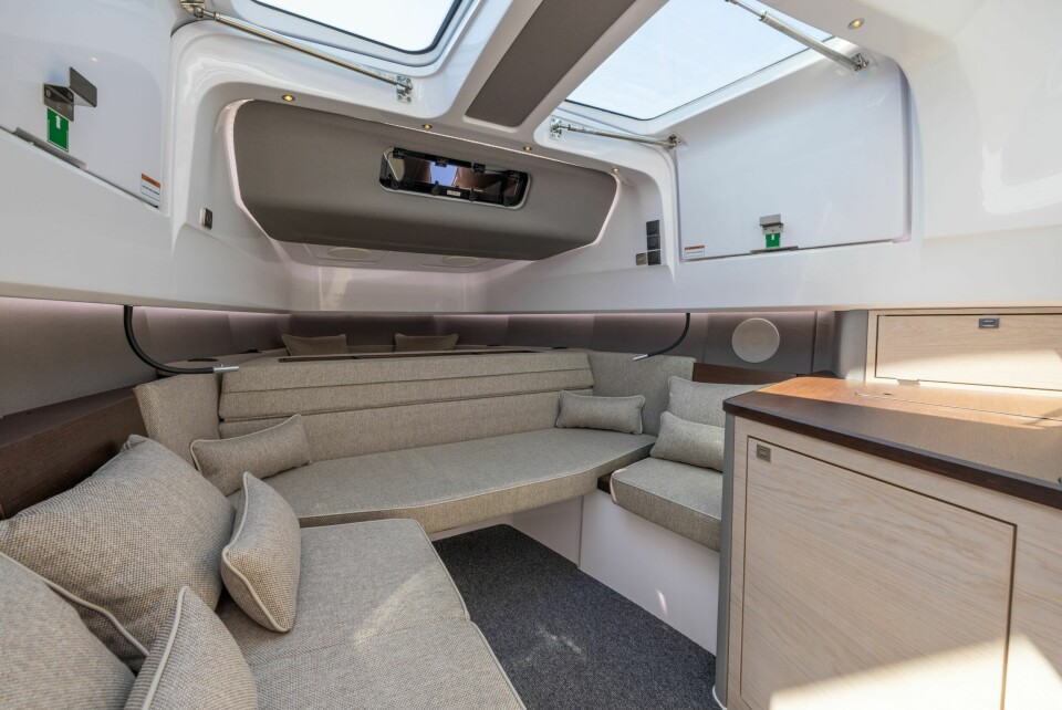 SOFA: Når sengen er pakket vekk, blir det ekstra sitteplass i kabinen.