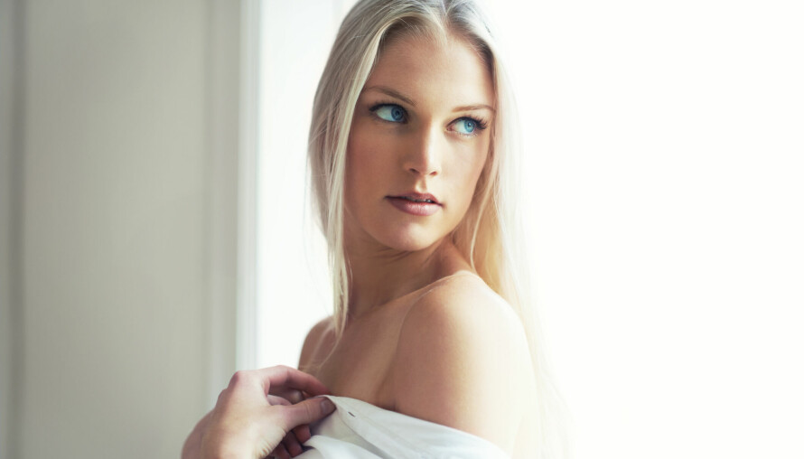 Hun åpner glidelåsen min i én bevegelse. – Kan jeg forsyne meg? spør hun