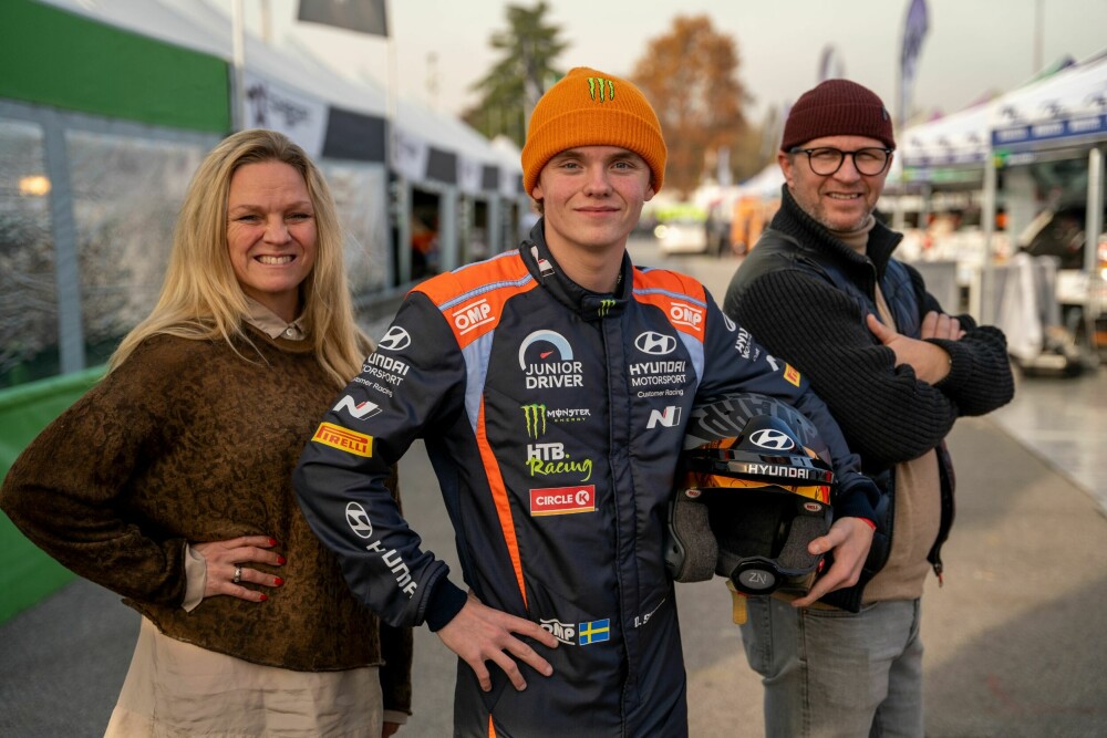 <b>      OLIVER SOLBERG:</b> Pappa Petter og mamma Pernilla har vært tett på sønnen Oliver gjennom hele hans rally-karriere. Det siste året har de måtte ta et skritt til siden.