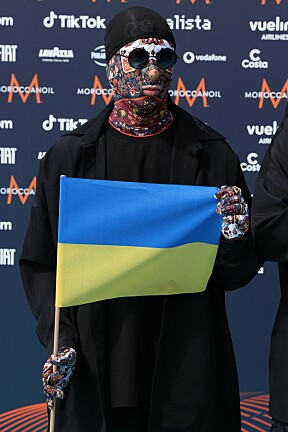 Teppemannen poserer for pressen med det ukrainske flagget 8. mai i år.