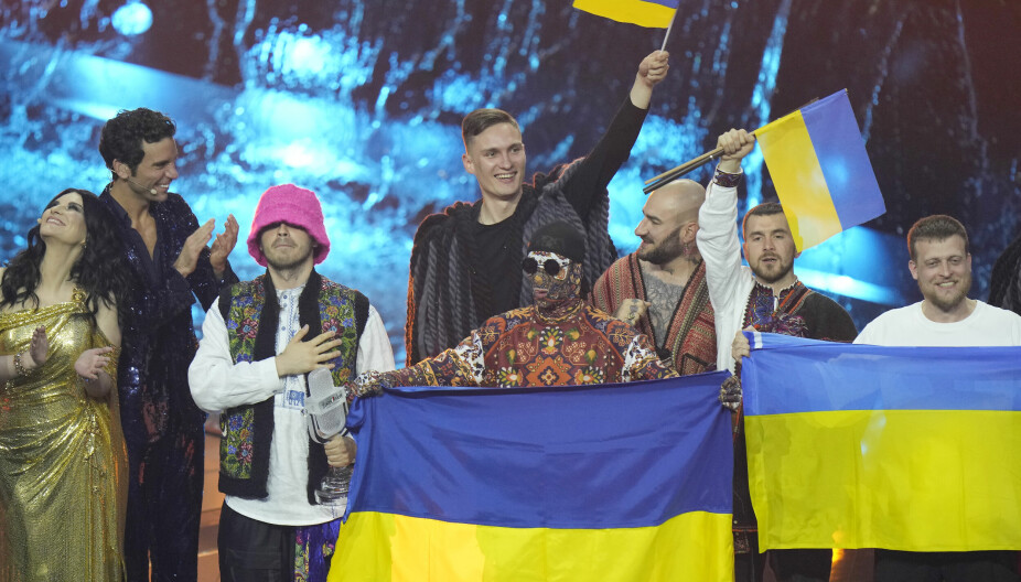 UTKLASSING: Kalush Orchestra fra Ukraina var fullstendig overlegne da stemmene ble talt opp i Eurovision-finalen i Torino 14. mai, 2022. (AP Photo/Luca Bruno)