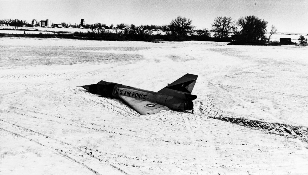 «CORNFIELD BOMBER»: På mirakuløst vis klarte dette jagerflyet å buklande nesten uskadet helt på egen hånd.