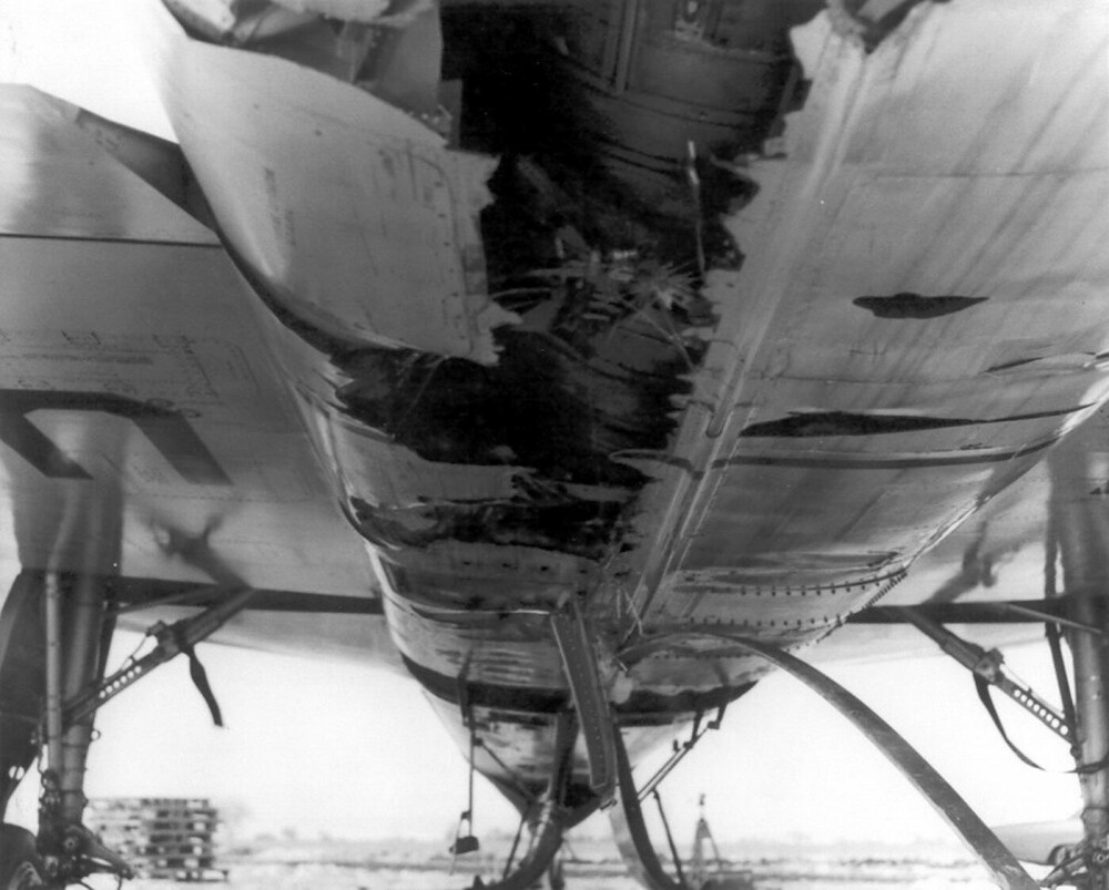 <b>MODERATE SKADER:</b> Aluminiums­huden under buken var ødelagt, men ellers var flyet i god stand etter landingen i 300 km/t.