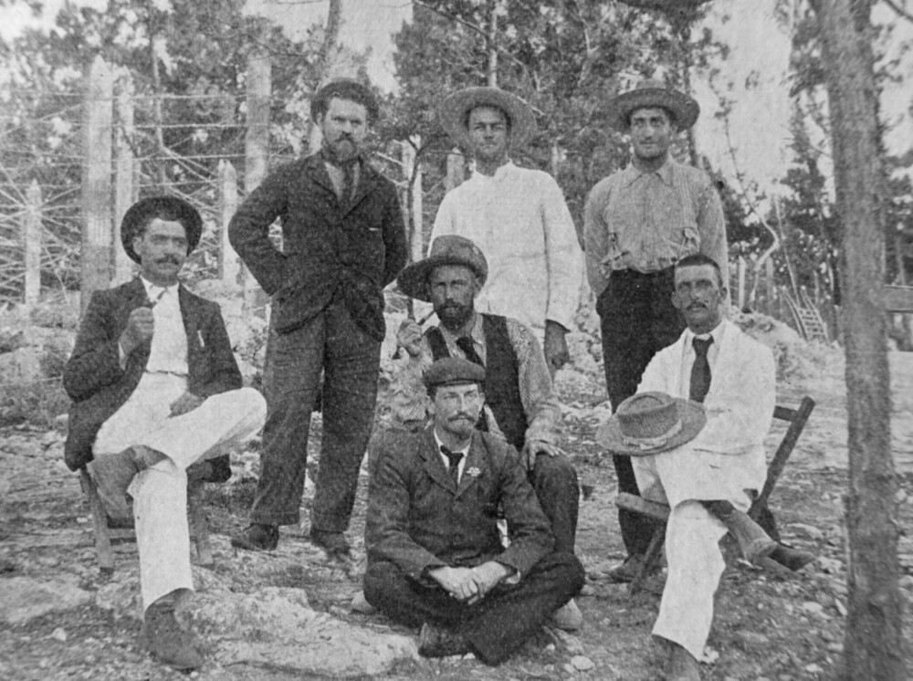 <b>FANGE I BERMUDA:</b> Schrøder-Nilsen (i midten med hatt) ble sendt til Bermuda sammen med over tusen boere. 