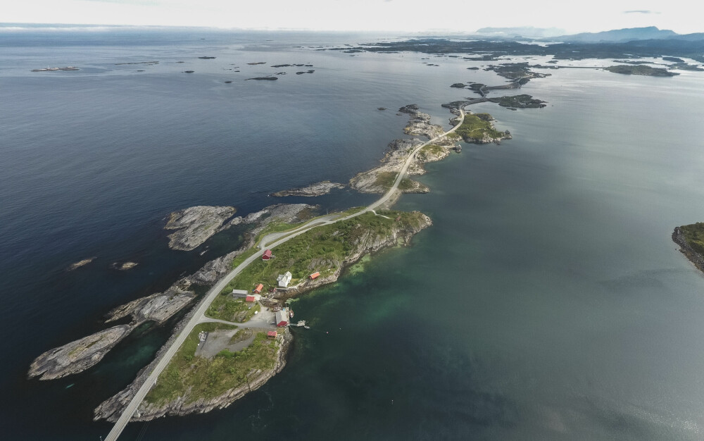 <b>VEIEN I HAVET:</b> Atlanterhavsveien forbinder Averøy med fastlandet over øyer, holmer og skjær ved hjelp av åtte broer over en strekning på 8274 meter. Hele Atlanter-havsveien er på 36 kilometer.