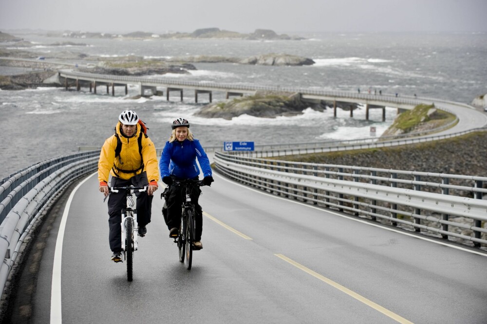 <b>FLOTT SYKKELTUR:</b> Atlanterhavsveien ble i 2010 kåret til Norges flotteste sykkeltur av DNT-nettstedet ut.no. Foto: Terje Rakke