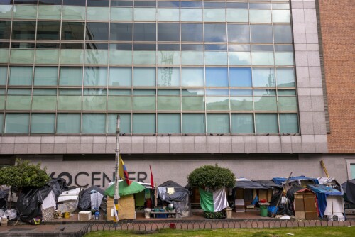 <b>RØPES AV SLUMMEN:</b> Bygget, som huser Norges ambassade i Bogota, er anonym. Ingen norske flagg som vaier i vinden. Utenfor ligger en liten leir av hytter og hus laget av papp og plastikk.