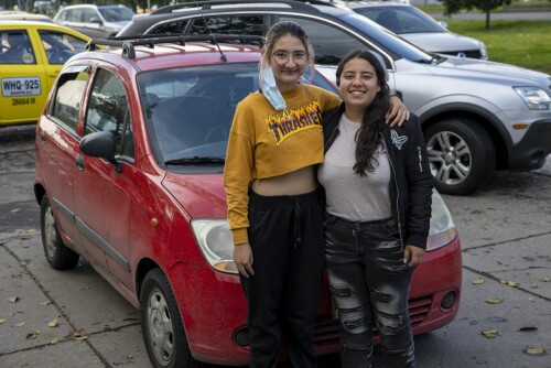 <b>MESTRER LIVET I GATENE:</b> Valeria (t.v.) og venninne Paula er begge vokst opp i Bogota. Instrukser om hvordan de skal unngå å bli ranet, drept og slått ned har de fått inn med morsmelken.