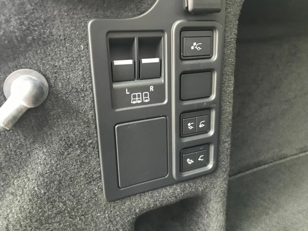 <b>SENKE:</b> Med et knappetrykk kan bilen senkes noen centi­meter for å lette inn­-<br/>lastingen.