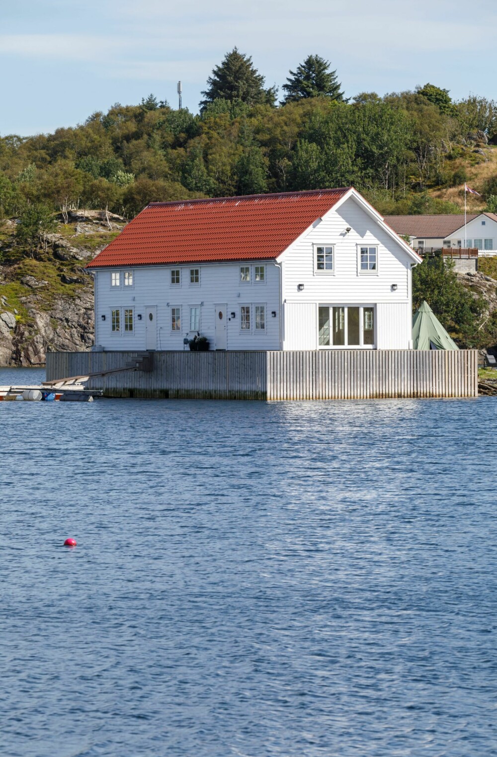 Hengjo, som nå er bygget om til et feriested, var en fiskeribygning som frem til 1980-tallet var et sameie for forskjellige fiskere.