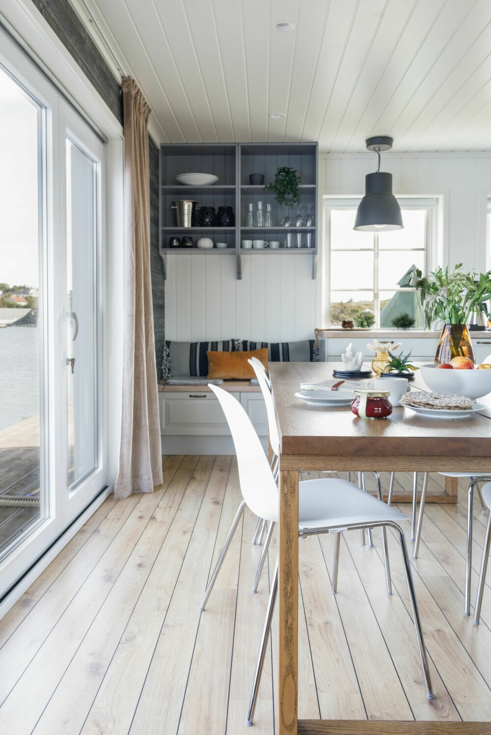 Store vinduer gir store naturopplevelser innefra. Kjøkkenet kan åpnes opp mot sundet.