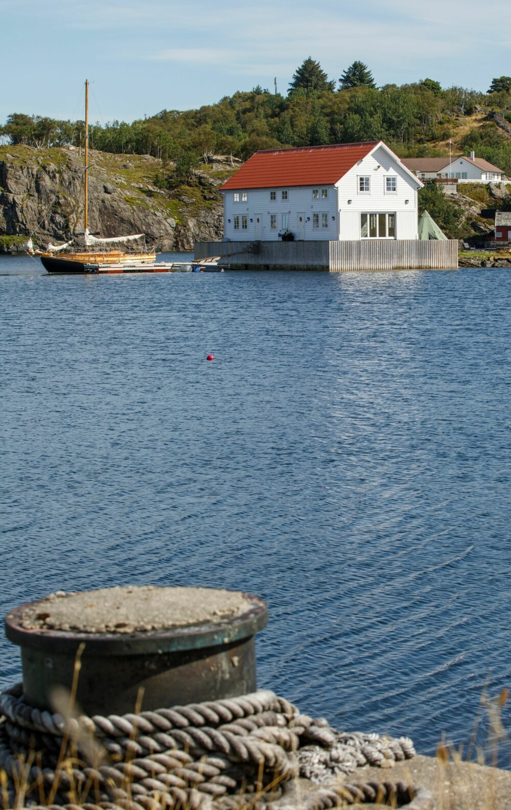 Hengjo, som nå er bygget om til et feriested, var en fiskeribygning som frem til 1980-tallet var et sameie for forskjellige fiskere.