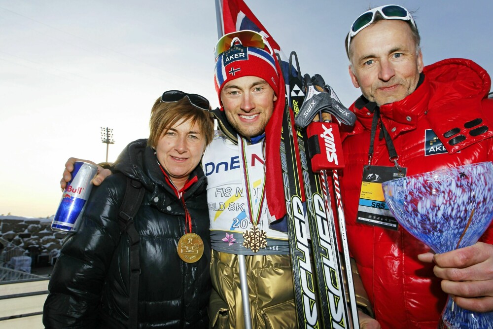<b>MAY OG JOHN:</b> Mamma May og pappa John har vært tett på Petter gjennom opp- og nedturer. Her fra da Petter tok gull i Holmenkollen i 2011, et av karrierens høydepunkter.