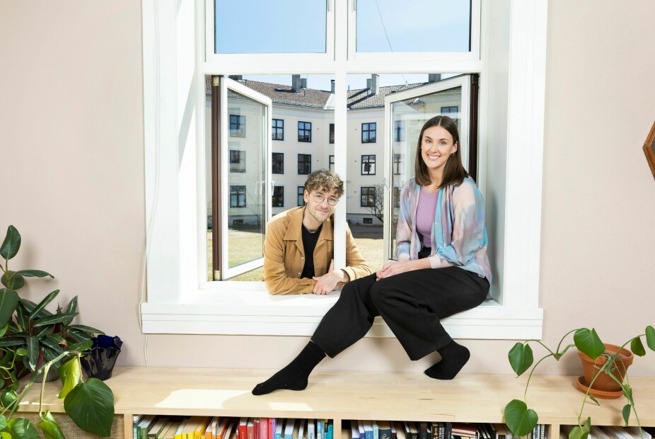 <b>LISE OG LARS:</b> Paret kjøpte leiligheten på St. Hanshaugen i Oslo i 2019. Her stortrives de. – Det var veldig godt å kunne kjøpe leilighet. Vi har bodd så mange steder. Som student flytter du hele tiden. Her kunne vi gjøre hjemmet til vårt eget, smiler Lise og Lars.