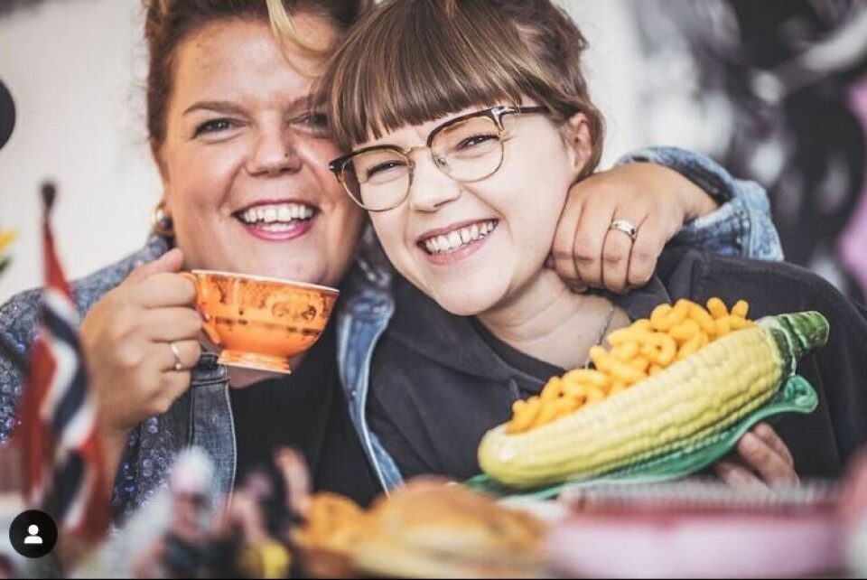 CECILIE RAMONA: Else og søsteren Cecilie Ramona «Lille-Bolla» har podkasten The Kåss Furuseths sammen. Den spilles inn i leiligheten til Else.