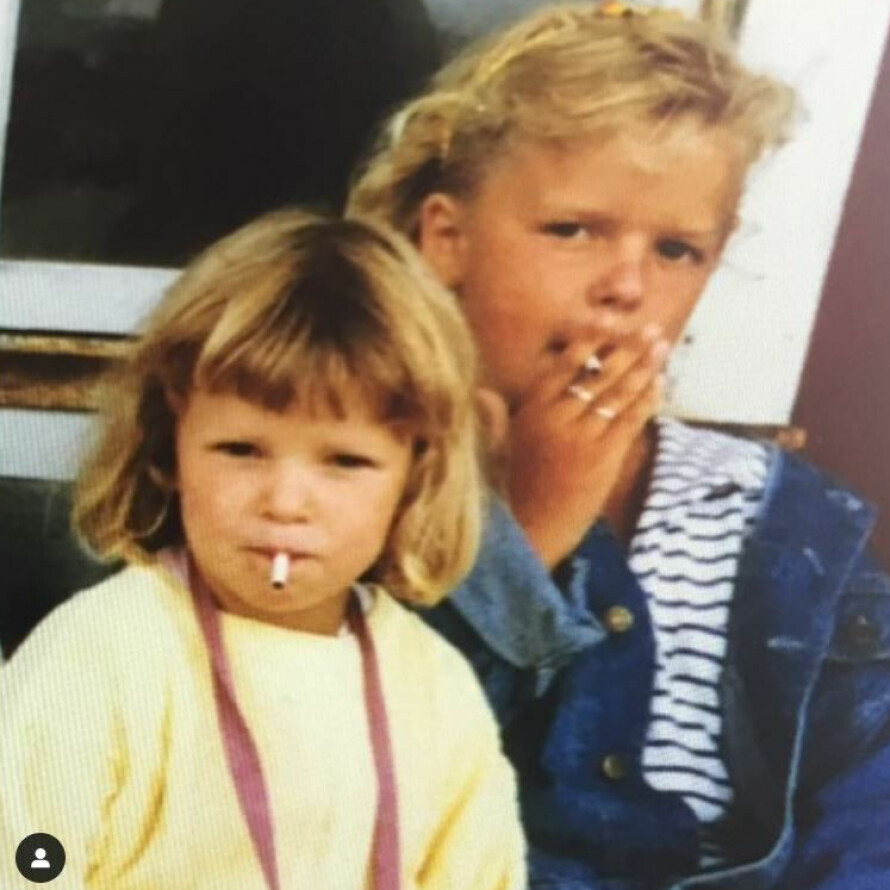 KULE SOM FÅ: – Chiller'n på ferie mot tampen av 80-åra. Her har jeg zooma, slapp av – familie og venner som sitter rundt damper, de også. Søs med imponerende attitude. Jeg husker jeg var rimelig happy med olajakka litt sånn henslengt. De lærde strides om det var sjokosigg, forteller Else.