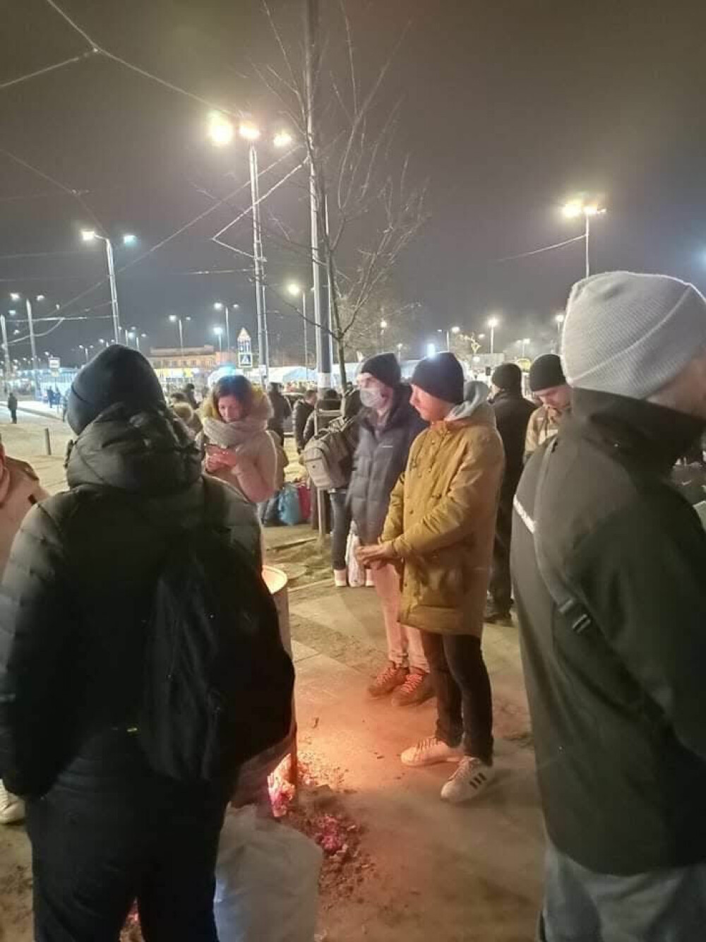 <b>SAMMEN I KRISEN:</b> Mennesker på flukt varmer seg rundt et bål i byen Lviv.