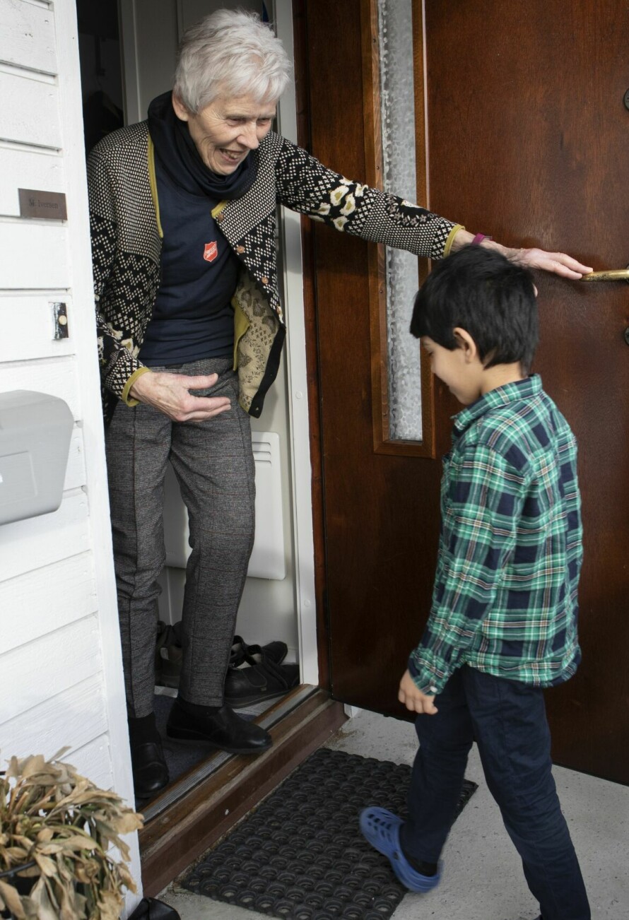 GOD NABO: Magda er femåringen Amirs favorittnabo. Hun strakk ut en hjelpende hånd da familien Yassar trengte hjelp i 2018, og fikk venner på kjøpet.