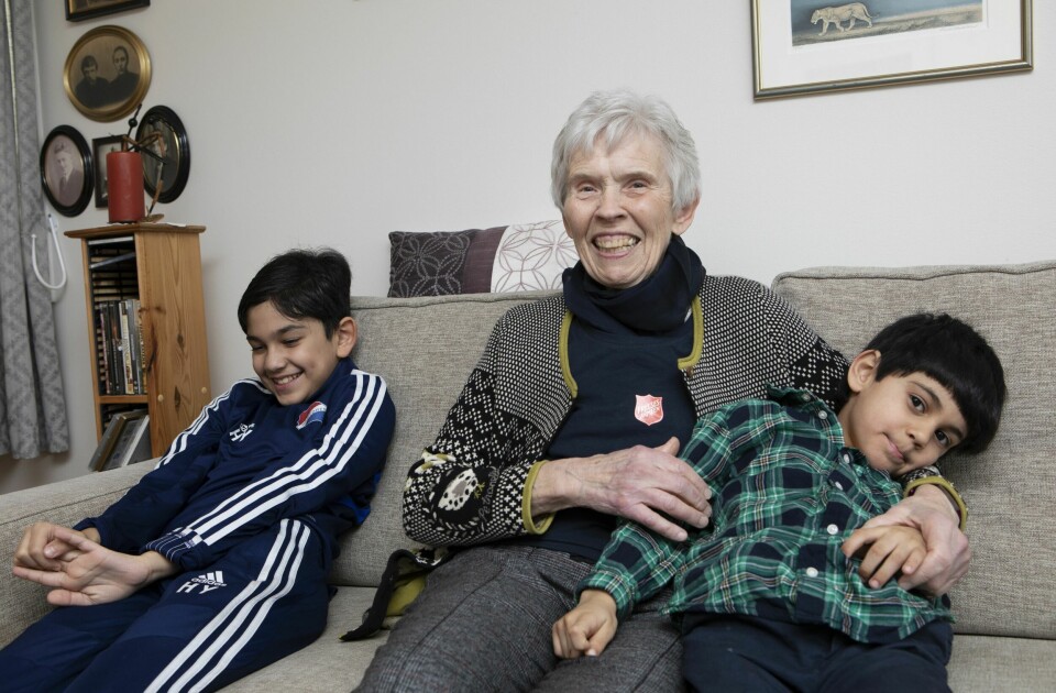 BESTEMORSFANG: Haidar (9) og Amir (5) har ingen besteforeldre selv. Da er Magda (77) god å ha, hvis man trenger for eksempel saftis eller en klem.
