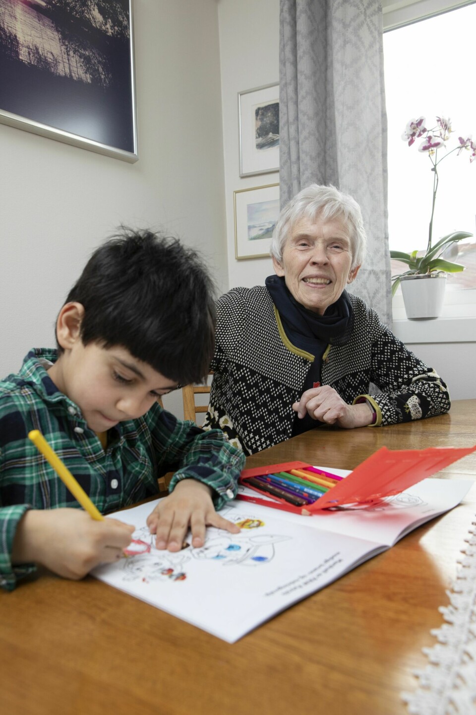 KOS: Amir elsker å være hos Magda. Her har han egne tegnesaker som «bestemor» har kjøpt til ham.