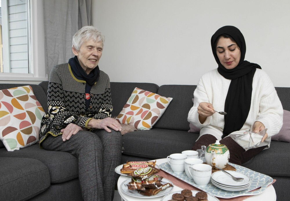 <b>TID FOR TE:</b> Nora Yassar (35) inviterer ofte Magda på arabisk te og kaker. De to har gode samtaler og hjelper hverandre i hverdagen.