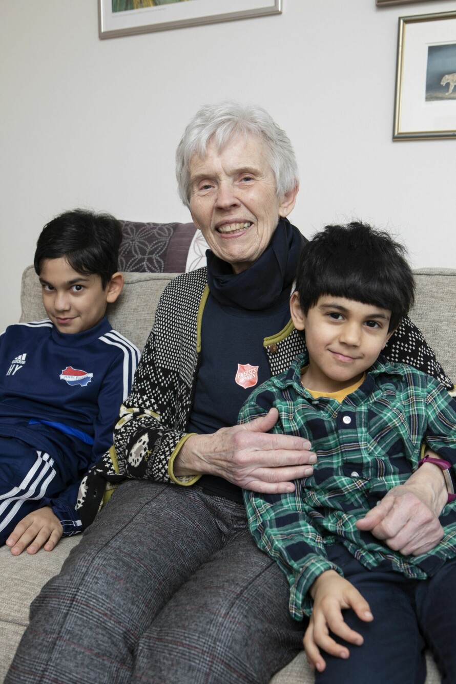 Nora var alenemor for to små barn og visste ikke hvordan hun skulle få hverdagen til å gå i hop. Så banket Magda (77) på døren