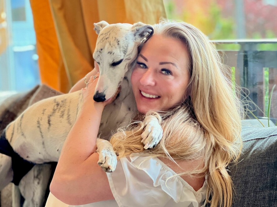 KOS I SOFAEN: Whippeten Bella er en av to gode turvenner Henriette har. Det er også viktig med avslappet kos i sofaen. – Dyr gir en egen ro, og ikke minst trøst, mener Henriette.