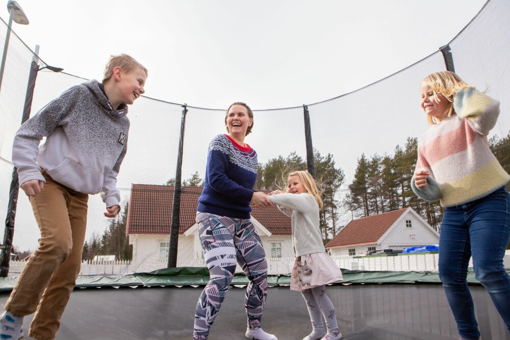 <b>ENDELIG MED:</b> Nå orker Ida å leke med barna. Å hoppe på trampolinen med Herman (12), Thea (9) og Selma Marie (5) er en morsom hverdagsaktivitet. 