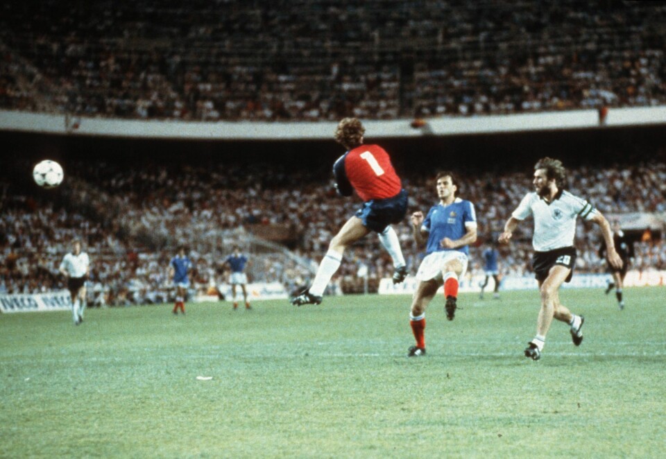 INNKOMMENDE: Ett ikonisk og smertefullt øyeblikk i VM-historien: Vest-Tysklands målvakt Toni Schumacher kvester Frankrikes Patrick Battiston i semifinalen i 1982. Det var kampen som hadde alt – unntatt en rettferdig vinner, i øynene til alle andre enn tyskerne. Manfred Kaltz til høyre.