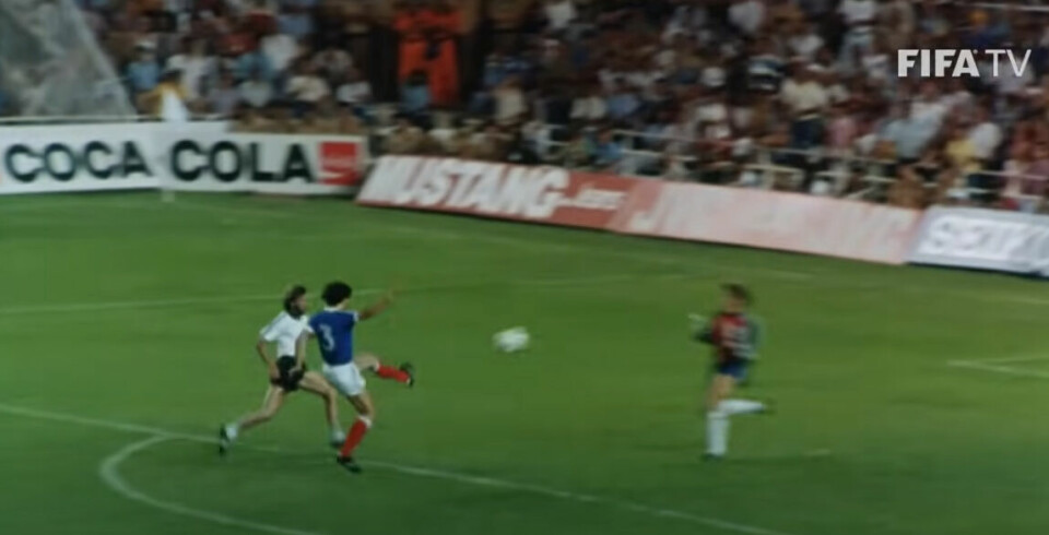 I SENESTE LAGET: TV-bildene viste tydelig hvor langt unna Schumacher var da Battiston var på ballen, og hvordan han likevel tok sats.