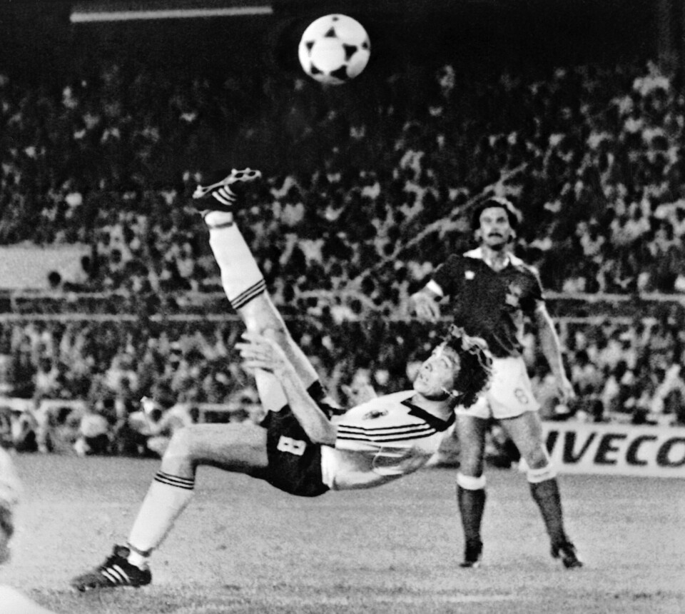 INNHOLDSRIKT DRAMA: Semifinalen i 1982 hadde til og med en brassescoring. Klaus Fischer utlignet til 3–3 i 2. ekstraomgang. Han scoret så mange slike mål i karrieren at han gikk under navnet Mister Fallrückzieher, Herr Brassespark, hjemme i Tyskland.